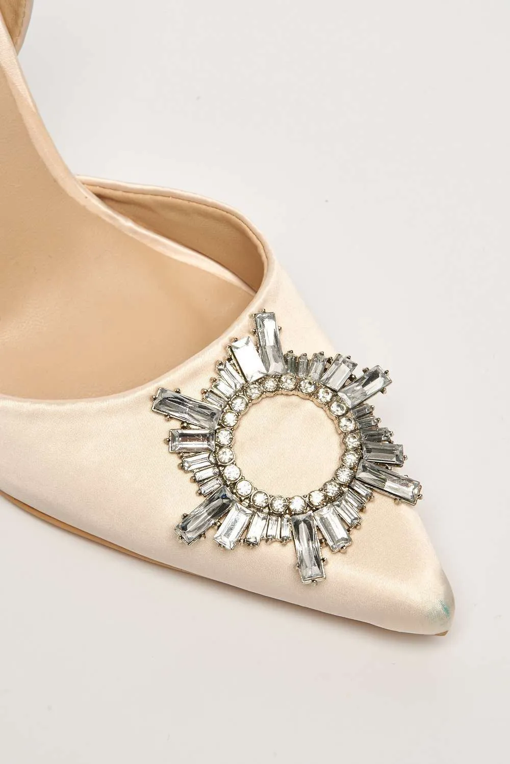 Girona Diamante Brooch Pointed Toe Spool Heel Court Shoe in Cream